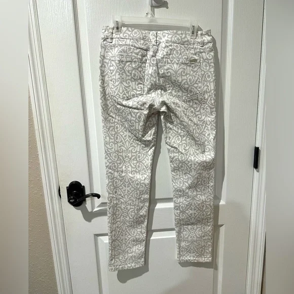 White House Black Market Gray and White Paisley Print Slim Ankle Jean Sz 6 NWOT - Picture 11 of 13